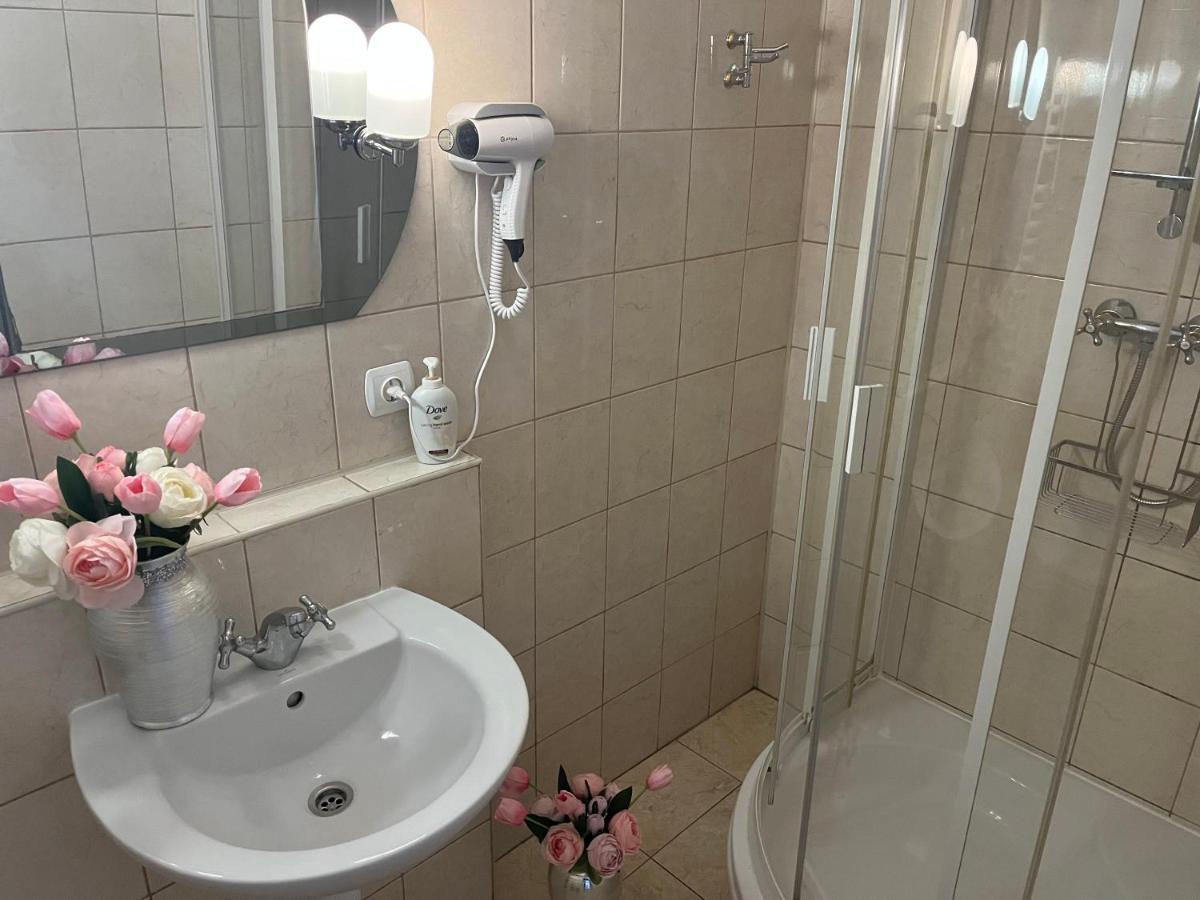 Large Double or Twin Room,1363840502:JPEG